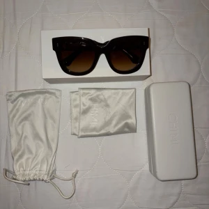 Svarta solglasögon från CHIMI - Snygga mörkbruna solglasögon från CHIMI med breda bågar och mörka glas. CHIMI modell 08.2. Medföljer original hårt fodral och mjukt tygfodral i vitt. Perfekt för dig som vill ha en stilren och modern look. Använda fåtal gånger därför hoppas jag någon annan ska få användning av dem nu.