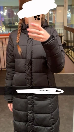 Svart lång dunjacka med huva - Lång dunjacka, i svart