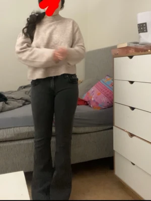 svarta lågmidjade jeans - Säljer ett par mörk grå/svarta bootcut jeans med låg midja. 💕💕