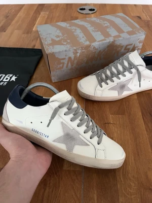 Golden Goose Superstar Sneakers - Helt nya, oanvända. Box och distraherad följer med. Hör av er vid funderingar!