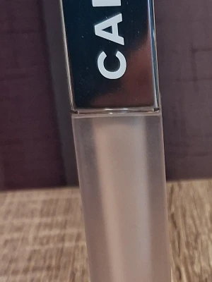 Concealer från CAIA, i nyansen 3N (beige) - Snygg concealer från CAIA, Its Iconic, i en beige ton, nyans 3N. Kommer i en stilren fyrkantig tub med frostat plastmaterial och silvrigt lock. Perfekt för att täcka mörka ringar och ojämnheter. Enkel att applicera med smidig applikator.