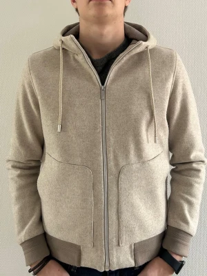 Beige jacka - Tjena, säljer nu min jacka från det italienska märket Dan John. Jackan har inga defekter och är endast använd fåtal gånger. Säljer pga att det sitter lite tajt på mig. Den är i storlek M men skulle påstå att den även passar storlek S. Modellen på bilden är 183 cm lång. Tveka inte på att höra av er om det är något ni undrar över!