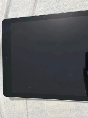 Apple iPad med stor skärm - Säljer en Apple iPad i snyggt grått aluminium med stor svart skärm. Klassisk tunn och stilren design med rundade hörn och Apple-logga på baksidan. Perfekt för surf, spel och streaming.