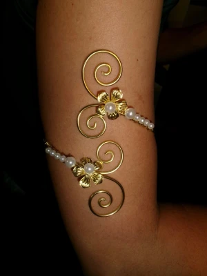 Armcuff  - Finns både i silver och guld💞 Lättböjd material som är enkel att justera. Vid osäkerhet, skriv gärna din till mig din omkrets på armen🥰 Jag gör även customs!