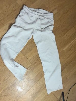 Vita mjukisbyxor  - Säljer ett par vita mjukisbyxor de är L fast passar i M
