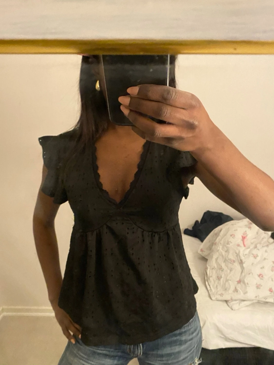 Svart blus med volangärmar och spets