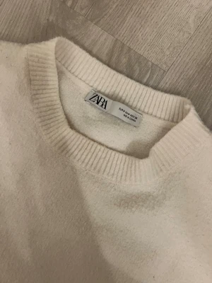 Beige stickad tröja från Zara - Vit stickad tröja från Zara, pris kan alltid diskuteras 💕