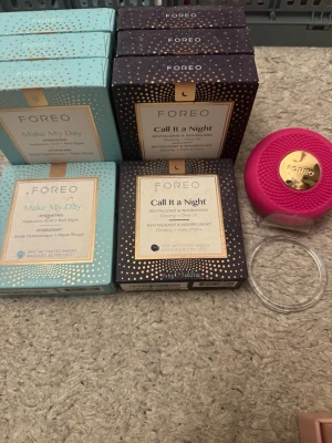 FOREO UFO med ansiktsmasker - Säljer en rosa FOREO UFO ansiktsmask-apparat med tillhörande masker: Make My Day (blå förpackning) och Call It a Night (svart förpackning). Maskerna är UFO-aktiverade och innehåller hyaluronsyra, ros och ginseng. Perfekt för en lyxig hudvårdsrutin. Den här rödljusterapi med fler färger (se sista bild för vilka och vad dom jobbar på)