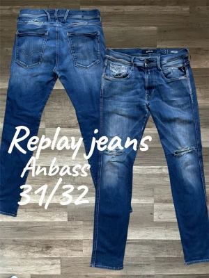 Replay Anbass blå jeans 31/32 - Modell anbass  Riktigt snygga slitningar som ger jeansen dess glow Slim passform  31/32  Modellen är 180cm och väger 55kg  Mått: Midja 40cm Längd 97cm Benöppning 15cm Lår 24cm . Ett litet hål vid skrevet men de är inte helt förstört. Man ser de inte när man har på sig dem. Skicka om ni har frågor! Fraktas samma eller nästa dag📦🚛