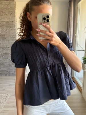 Mörkblå puffärmad blus med krage - Snygg mörkblå blus med puffade korta ärmar och klassisk krage. Ganska stor i storleken och skulle passa en xs/ s 💕aldrig använd 