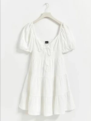 Klänning - Säljer min studentklänning från Gina tricot som endast använts på studenten och inte har några defekter💕