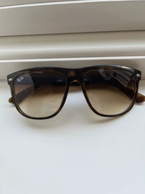 Ray-Ban Boyfriends solglasögon  - Säljer ett par sköna RB-4147! | Fint skick men förekommer tecken på användning! Finns en liten större repa på ena glaset! | Skickar med ett utbytt fodral! | Storlek 56:15. | Ställ gärna frågor innan du köper!