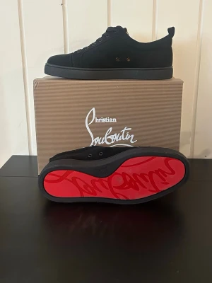 Svarta Christian Louboutin  - Svarta Loubs i mocka säljes pga att de aldrig kom till användning | Endast testade | Storlek 44✅| Längd på sula: 28,9 cm | Orginal box och dustbag ingår! R 3 p