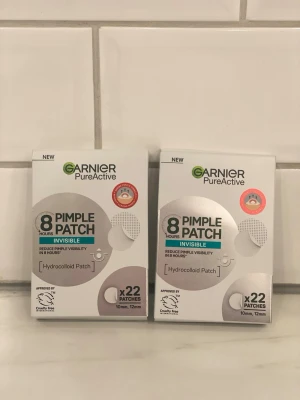 Garnier PureActive Pimple Patch - Garnier PureActive Pimple Patch Invisible är genomskinliga plåster för finnar, tillverkade av hydrocolloid-material. Varje förpackning innehåller 22 plåster i storlekarna 10 mm och 12 mm. Plåstren är cruelty free och designade för att minska synligheten av finnar på 8 timmar.
