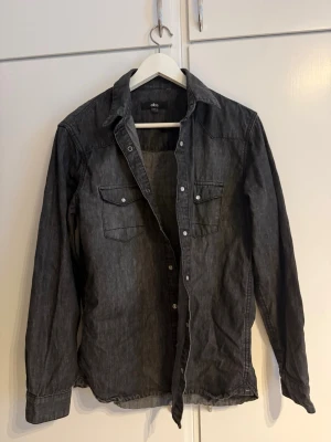 Mörkgrå skjorta från cubus - Säljer denna för att jag inte använder den längre 