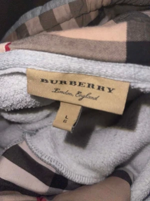 Burberry hoodie i realt mönster - Mer som strl m, nyskick