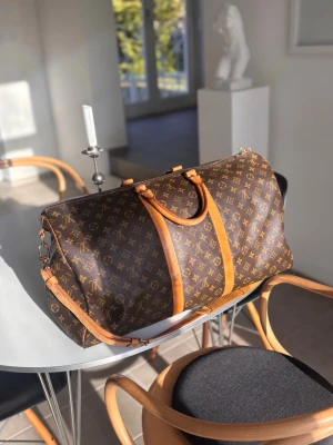 Louis Vuitton Keepall 55 - Säljer min Louis Vuitton Keepall 55. En tidlös och stilren weekendväska. Väskan är tillverkad i det klassiska Louis Vuitton-monogrammet och håller den höga kvalitet som märket är känt för. Väskan är i bra skick och har använts varsamt. Den är rymlig, lätt och perfekt för en weekendresa eller som handbagage. Alla dragkedjor fungerar som de ska och väskan är fortfarande mycket fin. Skriv gärna om du har funderingar:)