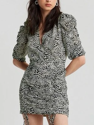 Klänning med mönster - Svart vit klänning med leopard mönster ifrån gina i stolek 32! Använd en gång!