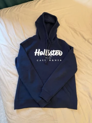 Hollister hoodie - Hollister hoodie - storlek s (passar xs) - skick 8/10 - fler frågor? Kontakta mig!