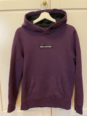 Hollister hoodie  - Snygg lila hoodie från Hollister med svart innerfoder i huvan och klassisk magficka. Bra skick. 