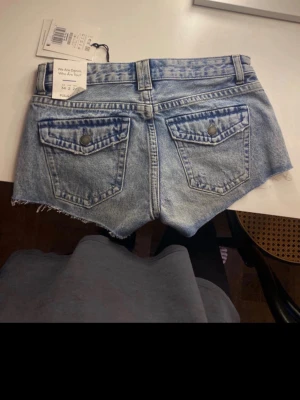 Blå jeansshorts från Pull&Bear - Lågmidjade jeansshorts som är helt oanvända med prislapp kvar 
