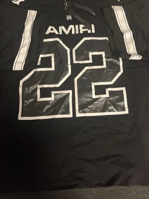 Amiri 22 jersey - Säljer tröjan eftersom den var alldeles för stor för mig som t-shirt. Funkar bra som en overshirt eller en baggy t-shirt. Oversized fit.