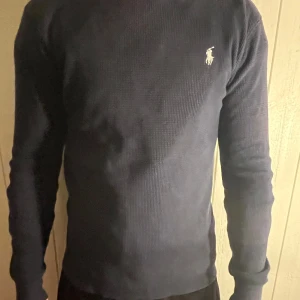 Mörkblå långärmad tröja från Ralph Lauren - Säljer en stilren mörkblå tröja från Ralph Lauren. Köpt för 1200 kr och säljer den för 550.