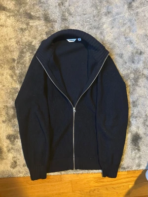  zip-tröja från Donner - Säljer en mörblå zip från Dobber. Nypris 1200. Den är som ny knappt använd max 5 gånger. Storlek M svin snygg och bra pris😀