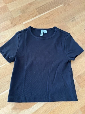 T-shirt  - Svart basic t-shirt