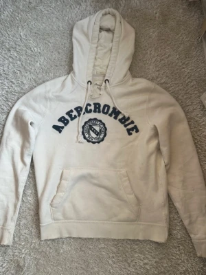 Vit Abercrombie & Fitch hoodie - Tja! Har nyligen skaffat denna feta hoodie! Har andvänt fåtal gånger, passar runt 176-180. Bara att höra av sig vid flera frågor!