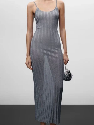 Glittrig silver långklänning Mango mng  - Snygg långklänning från Mango i glittrigt silver med smala axelband och ribbad struktur. Klänningen har en figurnära passform och är perfekt för dig som vill sticka ut. Materialet är mjukt och stretchigt synt ag experience. Passar Xs S M L