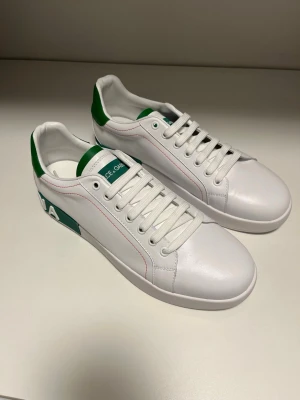 Vita Dolce & Gabbana sneakers - Tja, säljer dessa fräscha vita skor, skorna är storlek 45, ifall ni har några funderingar är detta bara att fråga!!