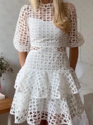 Vit klänning med volanger - SÅÅÅ fin klänning och så eftertraktad!! Helt perfekt till studenten💓💓