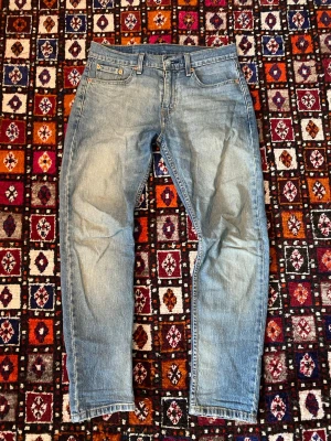 Levis sand dust fade jeans W30 L32 - Säljer ett par oerhört snygga jeans som har en sjukt snygg sand fade på framsidan, super bra skick och använda få gånger! Hör av dig vid frågor eller funderingar!🙌