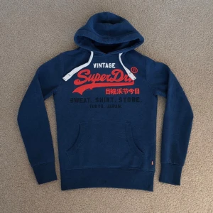 Superdry Hoodie  - Tja! Säljer en Superdry Hoodie i storleken (Xs)-skick 8/10. Vid minsta fundering hör av er! Först till kvarn!