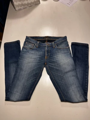 Blå nudie jeans storlek 30/34 - Säljer ett par klassiska blå nudie jeans med straight fit/slim fit. 