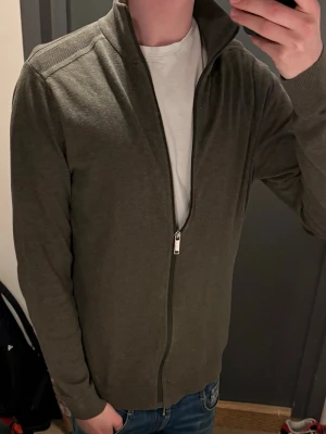 Olivgrön ziptröja från Selected Homme - Snygg olivgrön ziptröja från Selected Homme. Storlek S, Bomull