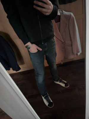 Mörkblå slim fit jeans Levi’s - Säljer ett par mörkblå slim fit jeans med klassisk femficksdesign och snygga sömmar. Jeansen har normal midja och smal passform som sitter snyggt längs benen. Perfekta till sneakers och hoodie för en avslappnad look. Från Levis.