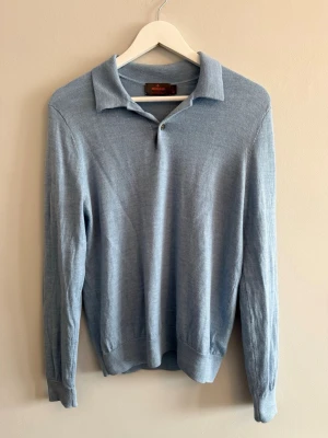 Morris Piké - Exklusive långärmad piké från Morris. Väldigt lite använd och är helt felfri. Passar mig som har M men passar även S. För funderingar kom dm