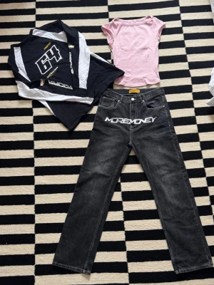 Hela outfiten - Allt går också att köpa separat. Byxor storlek 28, T-shirt M, tröja S.