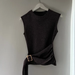  Zara topp  - Jättefin helt oanvänd brun Zara topp med guld detalj!💕