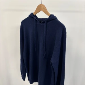 Merinoull & Kashmirhoodie (Ny) - Tjena säljer denna tröja i 70% merinoull och 30%. Hör gärna av dig om du har fler frågor!