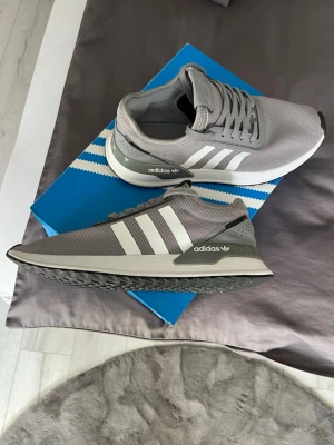 Adidas skor Strl 45 - Hej! Säljer mina Adidas U Path strl 45, har haft på mig dom ett få tal gånger, mycket bra skick inga tecken på slitage eller liknanden.