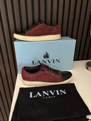 Lanvin cap toe  - Säljer nu dessa feta lanvin skor i uk 7, passar perfekt till sommaren. Skorna har används och har en del mindre defekter men ger ett väldigt bra helhets intryck. Dustbag och box medföljer givetvis. Hör av er vid frågor eller mer bilder 