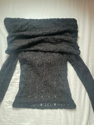 Lace off shoulder top - Jättefin oanvänd lace off shoulder top från Nelly, i storlek xxs