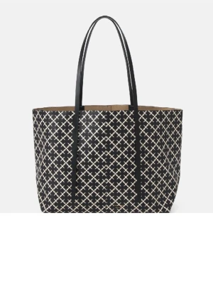 Malene Birger väska abigail - Stilren shoppingväska i svart med vitt grafiskt mönster och långa svarta axelband. Väskan har en rymlig form och är tillverkad i ett tåligt material som liknar konstläder. Perfekt för dig som vill ha plats för allt du behöver under snapshot-dagar.
