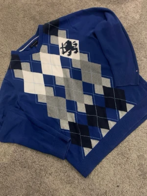 Tommy hilfiger stickad - Säljer denna stickad tommy hilfiger tröjan i marinblå och vit med argyle mönster, bra skick och storlek xs men passar bäst för personer runt 158, perfekt för dig som vill ha en chill look