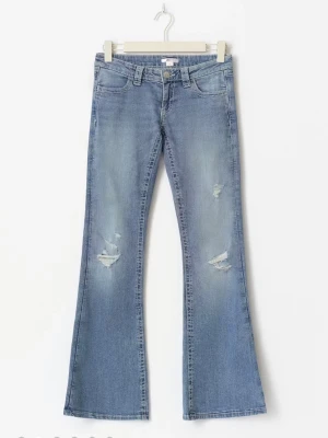14+ sparkle flare jeans - Bootcut jeans med slitningar. Jeansen är blåa och har extra långa ben. De har låg midja, broderade bakfickor med paljetter, utsvängda ben, figurnära passform och mjuk kvalitet med låg stretch. Gina young 14+ 