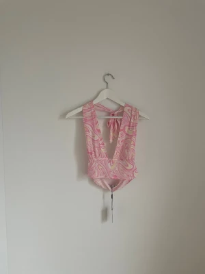Topp från Nelly.com  - Bilden visar inte rättvisa för hur gullig denna är!! Sommar rosa topp i storlek L från Nelly.com. Helt oanvänd enbart testad. Köparen står alltid för frakt! 📦 💗