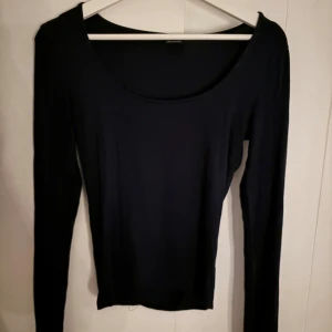 Svart långärmad topp med vid ringning - En enkel marinblå långarmad tröja från gin tricot i str S, sitter snyggt och tajt på kroppen. Skriv om du har några frågor!💗